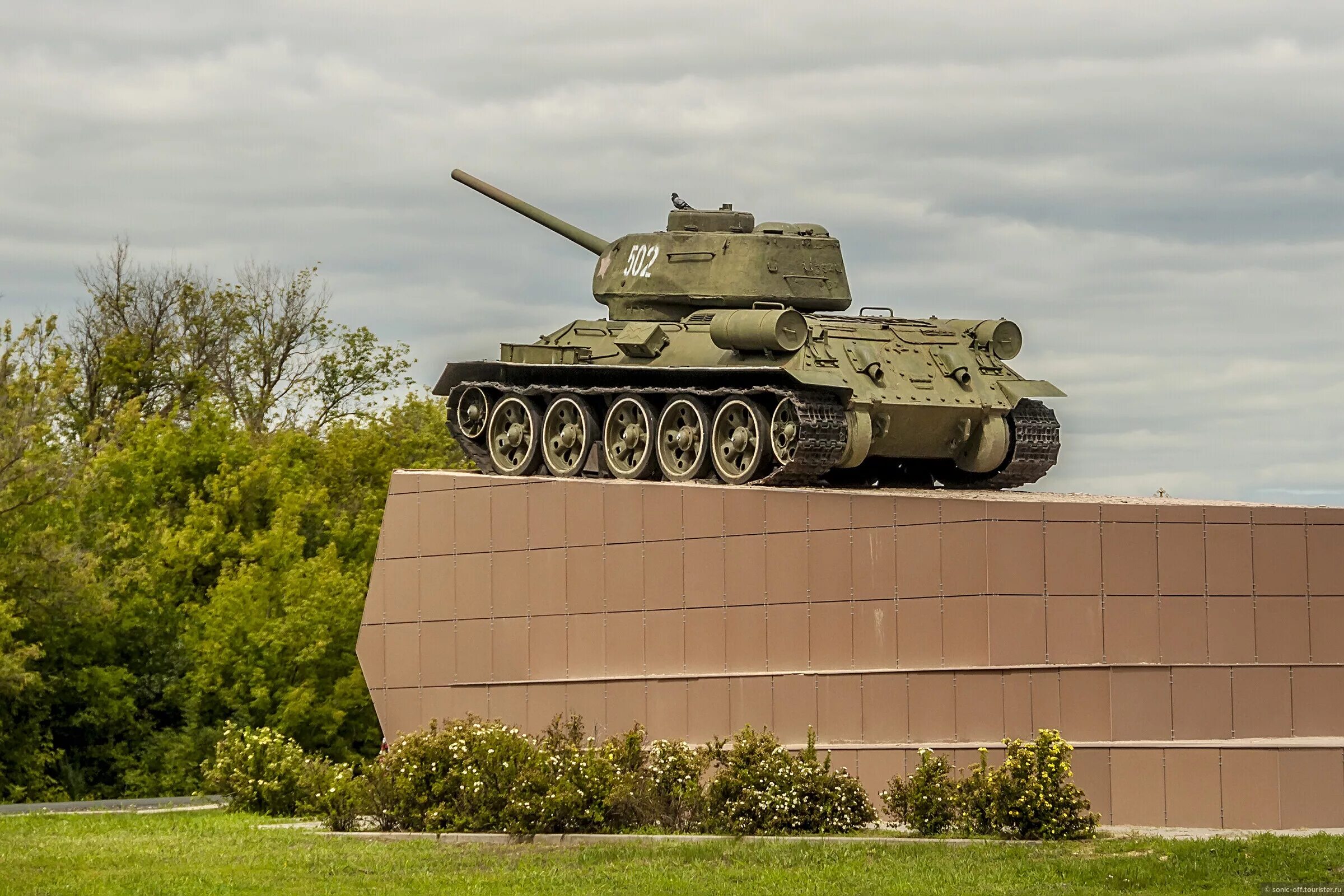 Береж т. Памятник «танк т-34» Ржев. Памятник танку т-34 в Воронеже. Монумент танк т-34 Пензенский комсомолец. Танк памятник т34 85.