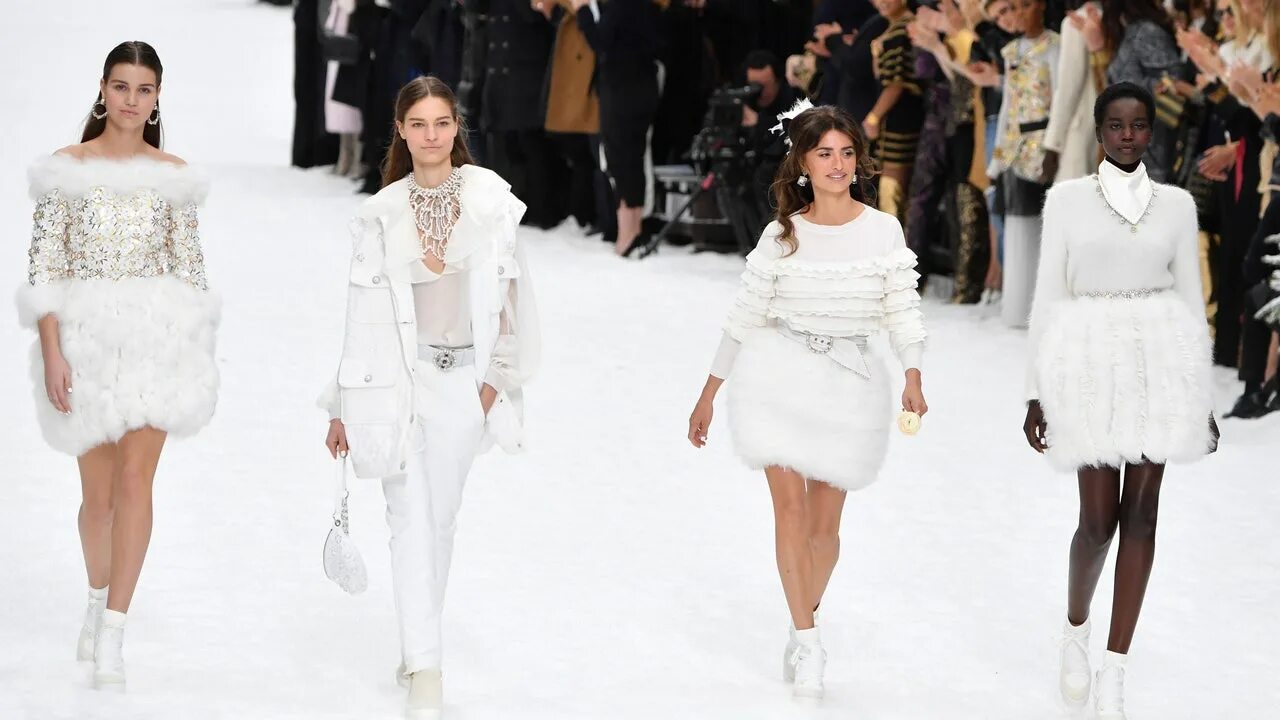 Последний показ мод 2024 женский MIKE KAGEE FASHION BLOG: BURBERRY SPRING/SUMMER 2015 WOMENSWEAR SHOW BACKST... F