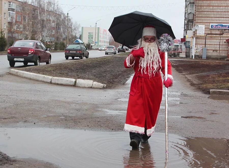 Дед Мороз и дождь. Дед Мороз в резиновых сапогах. Дед Мороз с зонтиком. Дед Мороз в луже. Ветер новый год