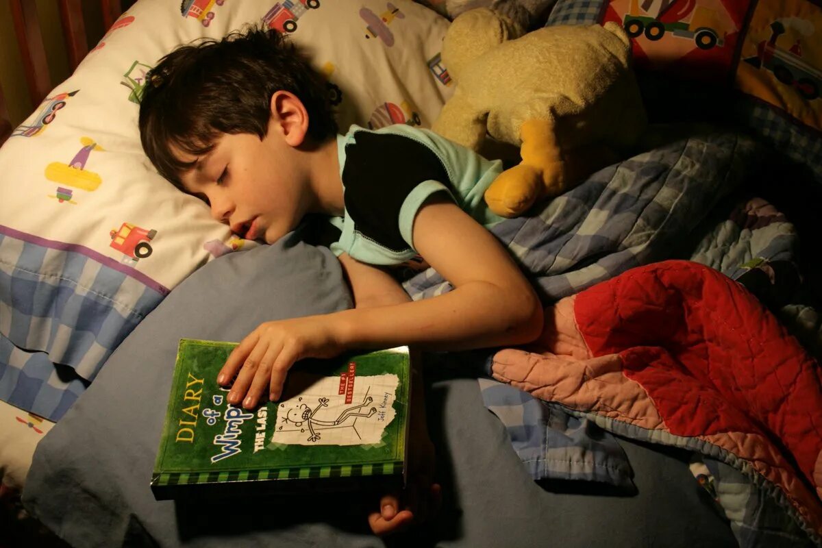 Что сделал мальчик перед сном. Чтение перед сном. Kids Sleep time кровати. Luzga мальчики в лагере. Boy story спят.