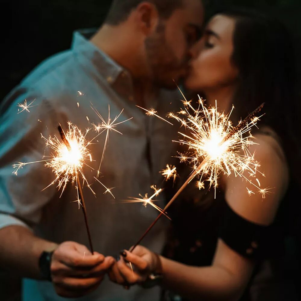 New year love. Бенгальские огни. Новогодние бенгальские огни. Новый год любовь. Фотосессия с бенгальскими огнями.