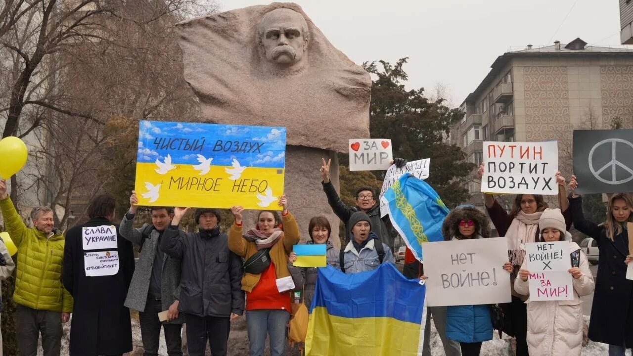 Украинские лозунги. Лозунги против войны. Лозунги против войны с Украиной. Лозунги неонацистов Украины. Митинги 26