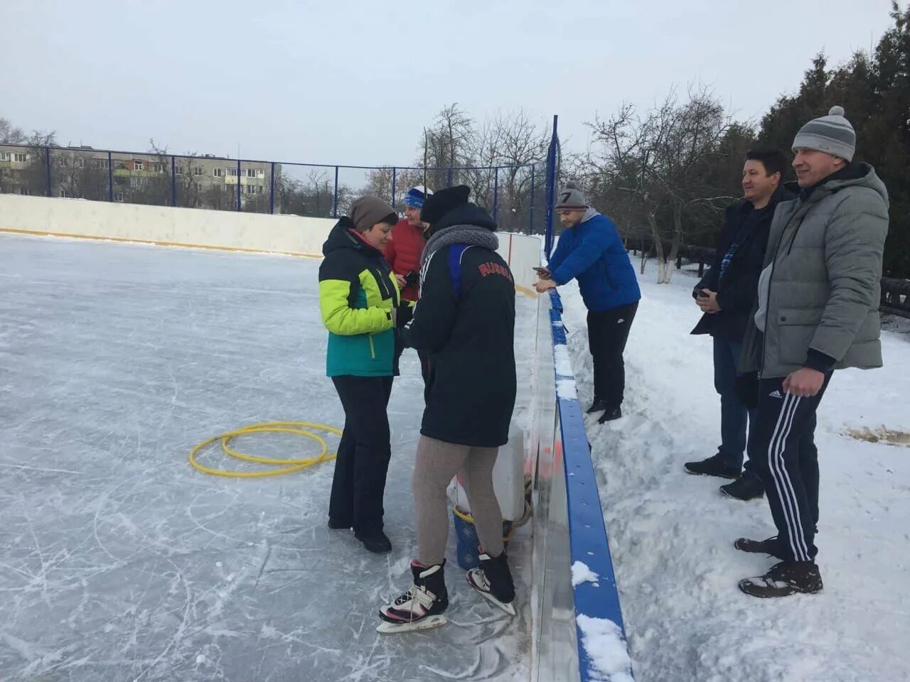 Катков новости. Каток в серебряных прудах. Каток серебряные пруды молодежный. Каток в Сысерти на пруду 2023.