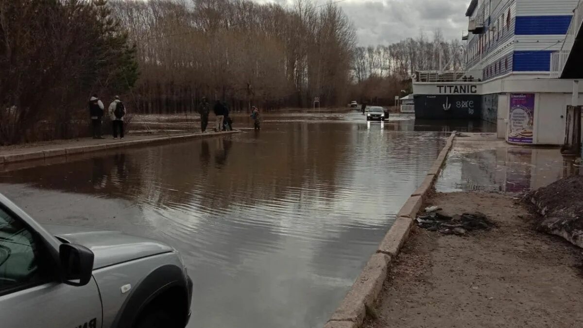 Уровень вятки у кирова. Уровень воды в Вятке Киров. Половодье Киров. Половодье на Вятке. Паводок Киров.