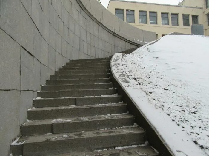 Питер ступеньки. Стертые ступеньки. Высокие ступеньки в Петербурге. Большие ступеньки в Питере.