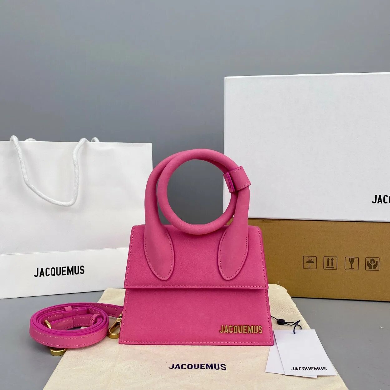 Jacmues. Jacquemus сумка le Chiquito. Jacquemus 2022 сумки. Сумка Jacquemus Pink. Сумка Jacquemus оригинал.