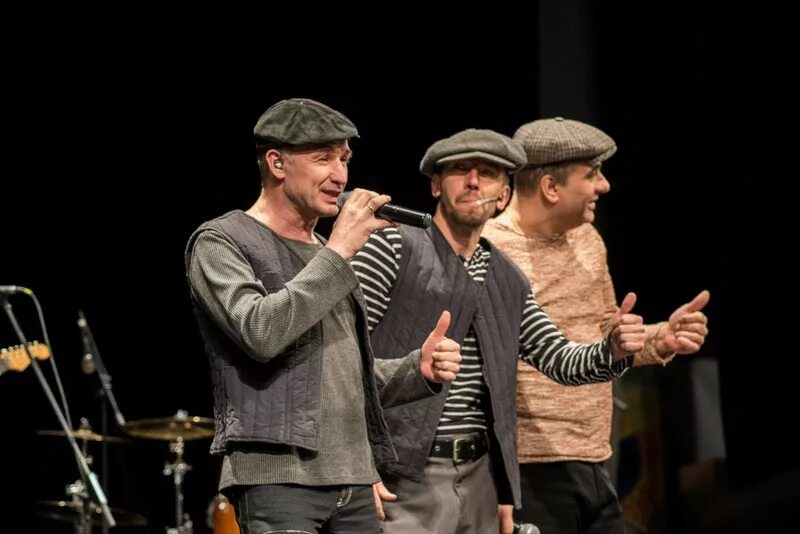 Музыкальная группа лесоповал. Лесоповал лучшие. Лесоповал альбом прогулочный дворик. Группа лесоповал. Певцы группы лесоповал.