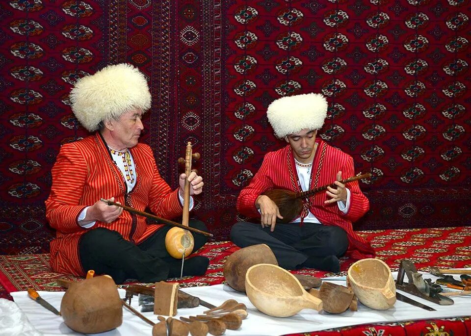 Дутар Туркменистан. Туркменский дутар музыкальный инструмент. Туркменский бахши дутар. Национальный музыкальный инструмент Туркменистана дутар.