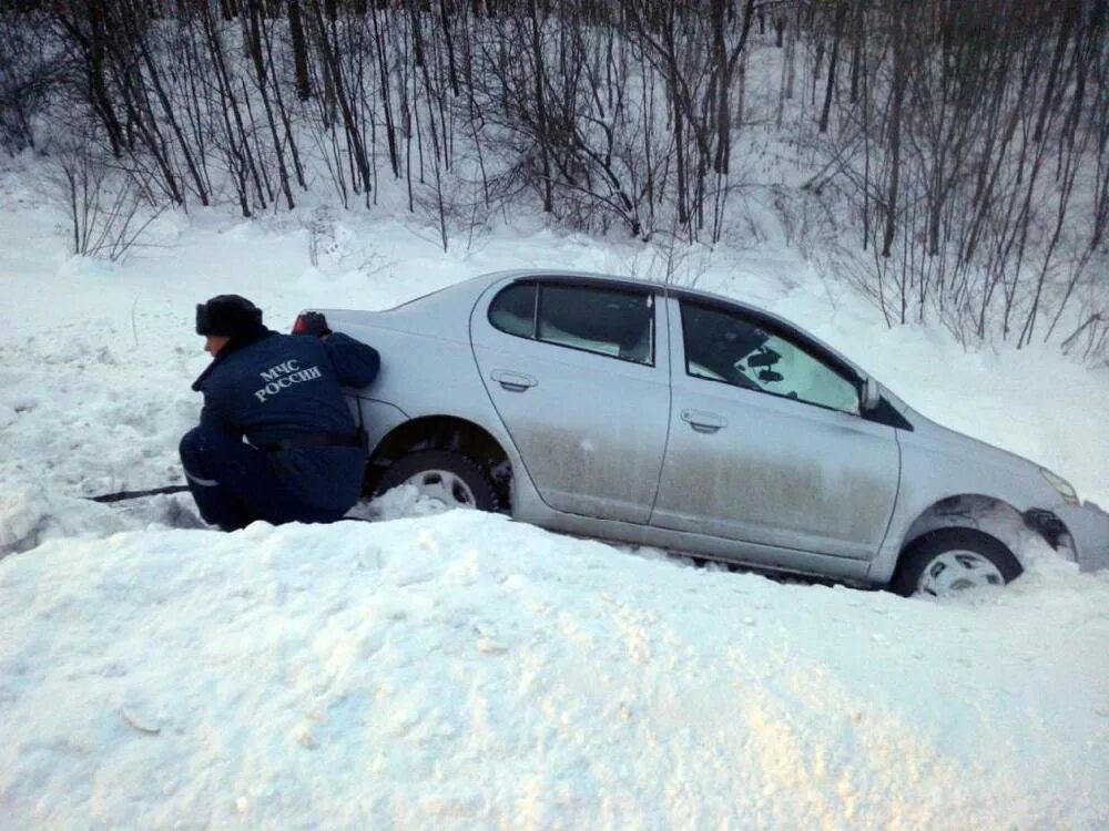 Форд фокус 2 в кювете зимой. Машина в кювете зимой. Машины авария зимой в кювете.