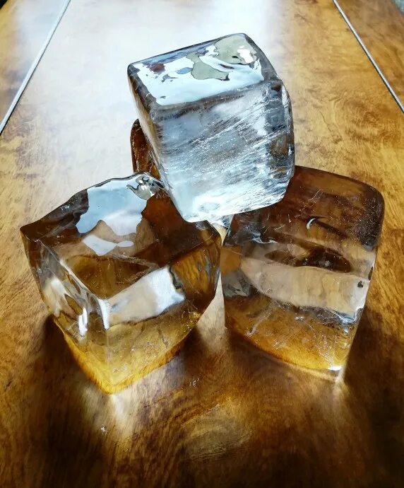 Купить лед для коктейлей. Кусковой лед для коктейлей. Коктейль с кубиками льда. Кусковой лед. Большие кубики льда для коктейлей.