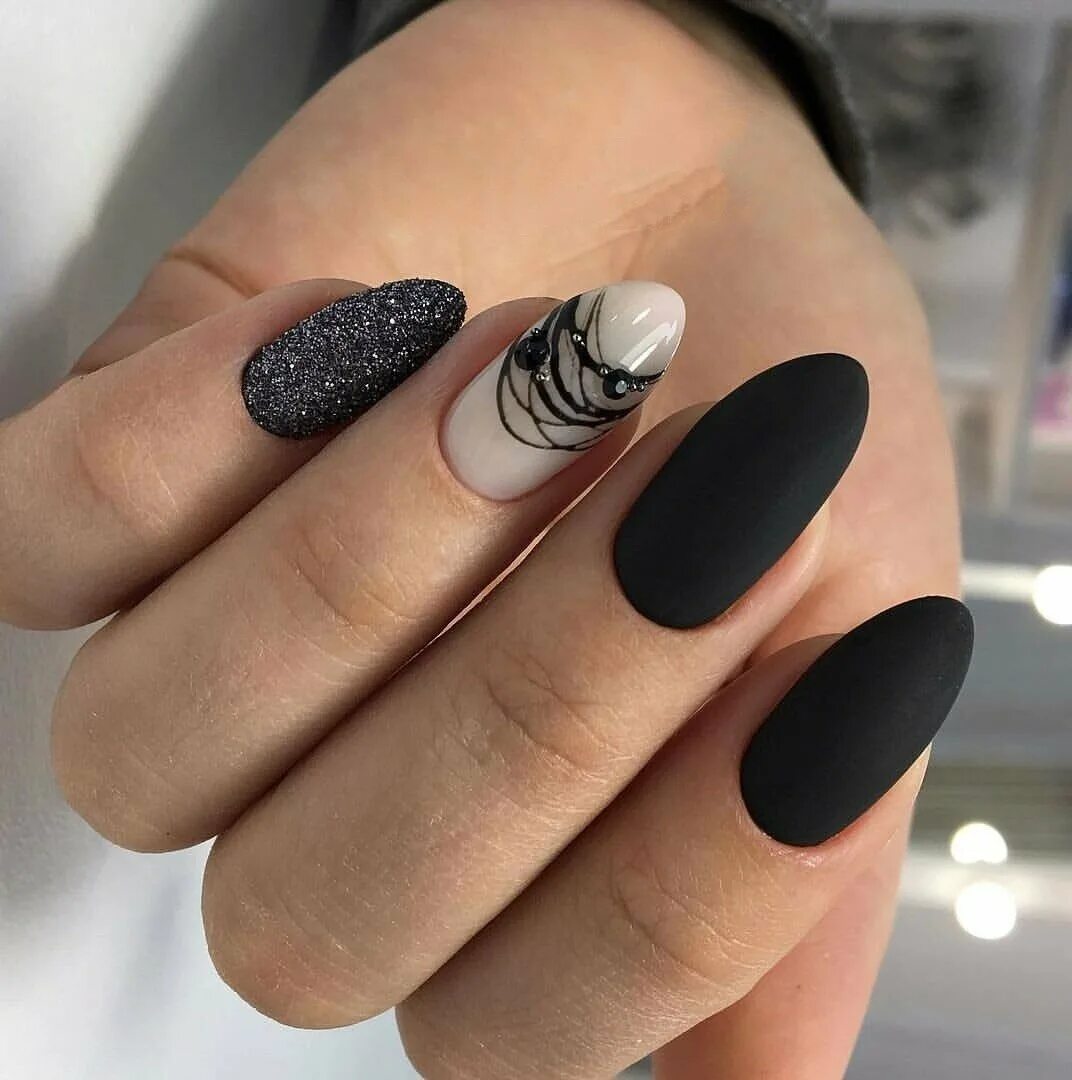 Дизайн черных ногтей матовый. Матовый маникюр. Черные ногти. Маникюр серый с черным. Черные матовые ногти.