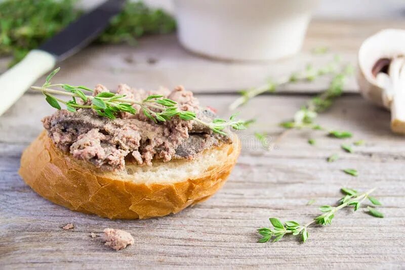 Паштет с грибами куриный рецепты. Тосты с грибным паштетом. тосты с паштетом из куриной печени. паштет из куриной печени вид сверху. паштет из печени форели в домашних.
