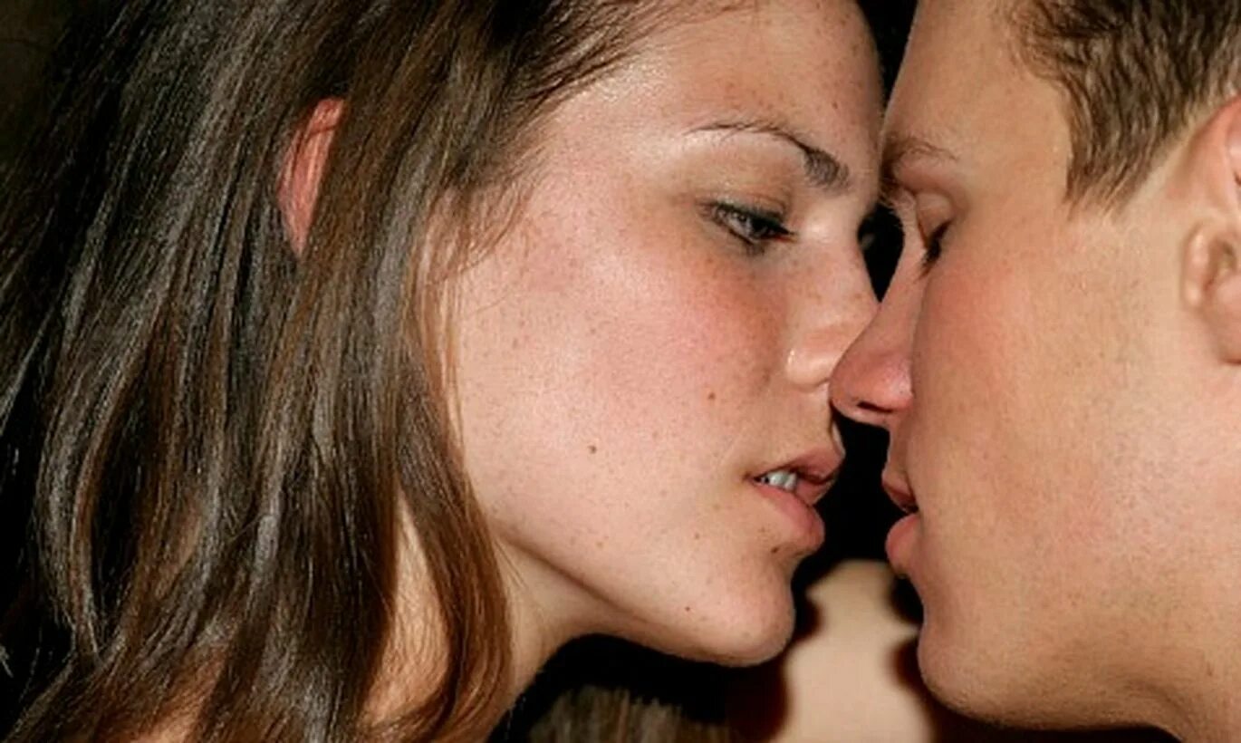 целует сестру. поцелуи взасос брата и сестры. поцелуй братьев. поцеловал сестру в губы. сестра целует брата с языком.