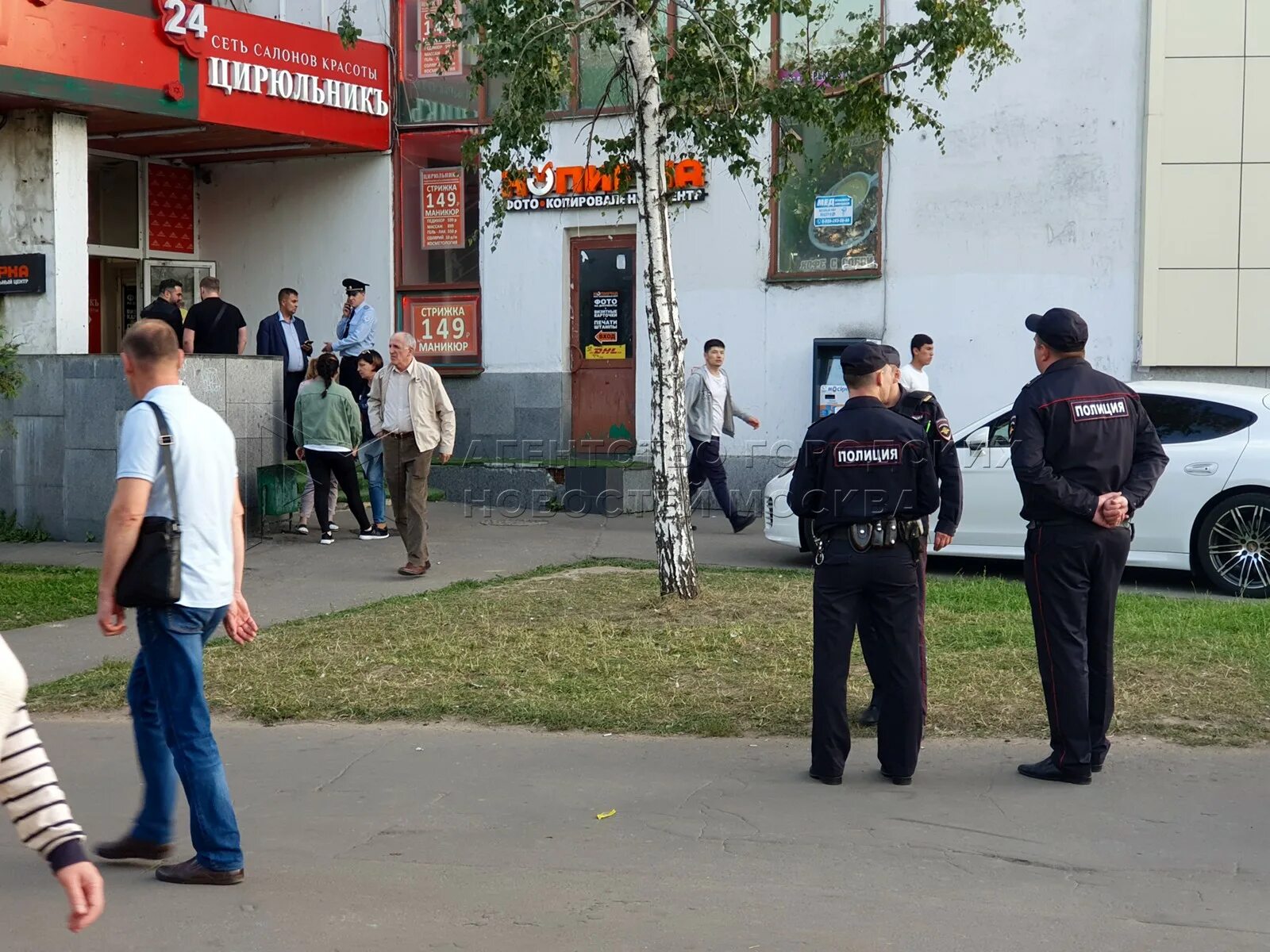 Районы ювао. Работа юго восток москва. Ювао округ москвы. Нападение на обменный пункт на фрунзенской набережной в 1994 году. Машины роспотребнадзора.