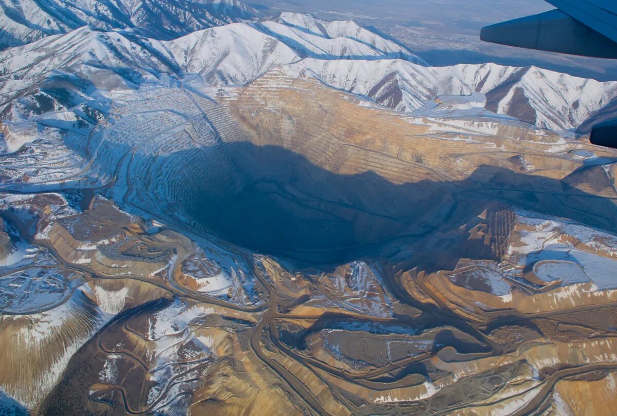мирный якутия кимберлитовая трубка. месторождение сухой лог полюс золото. меднорудный каньон бингем сша. самые большие месторождения. кимберлитовая трубка добыча алмазов.