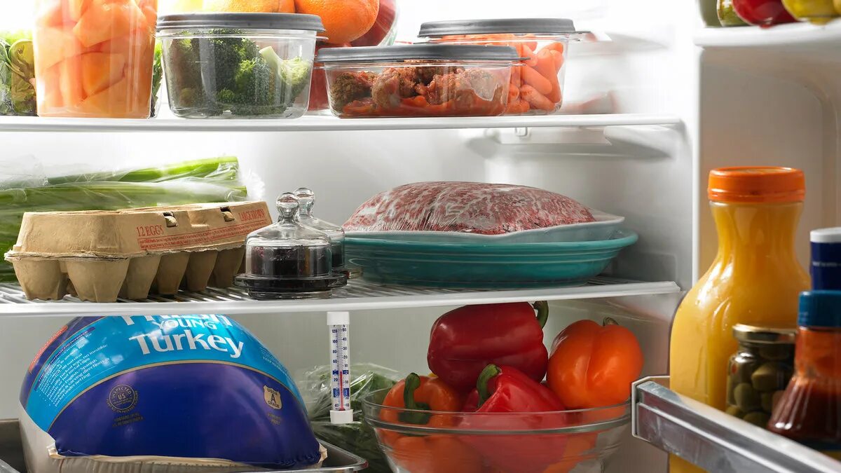 Как сохранить мясо без холодильника. Холодильник с едой. Хранение продуктов. Хранение продуктов в холодильнике. Холодильник с продуктами.
