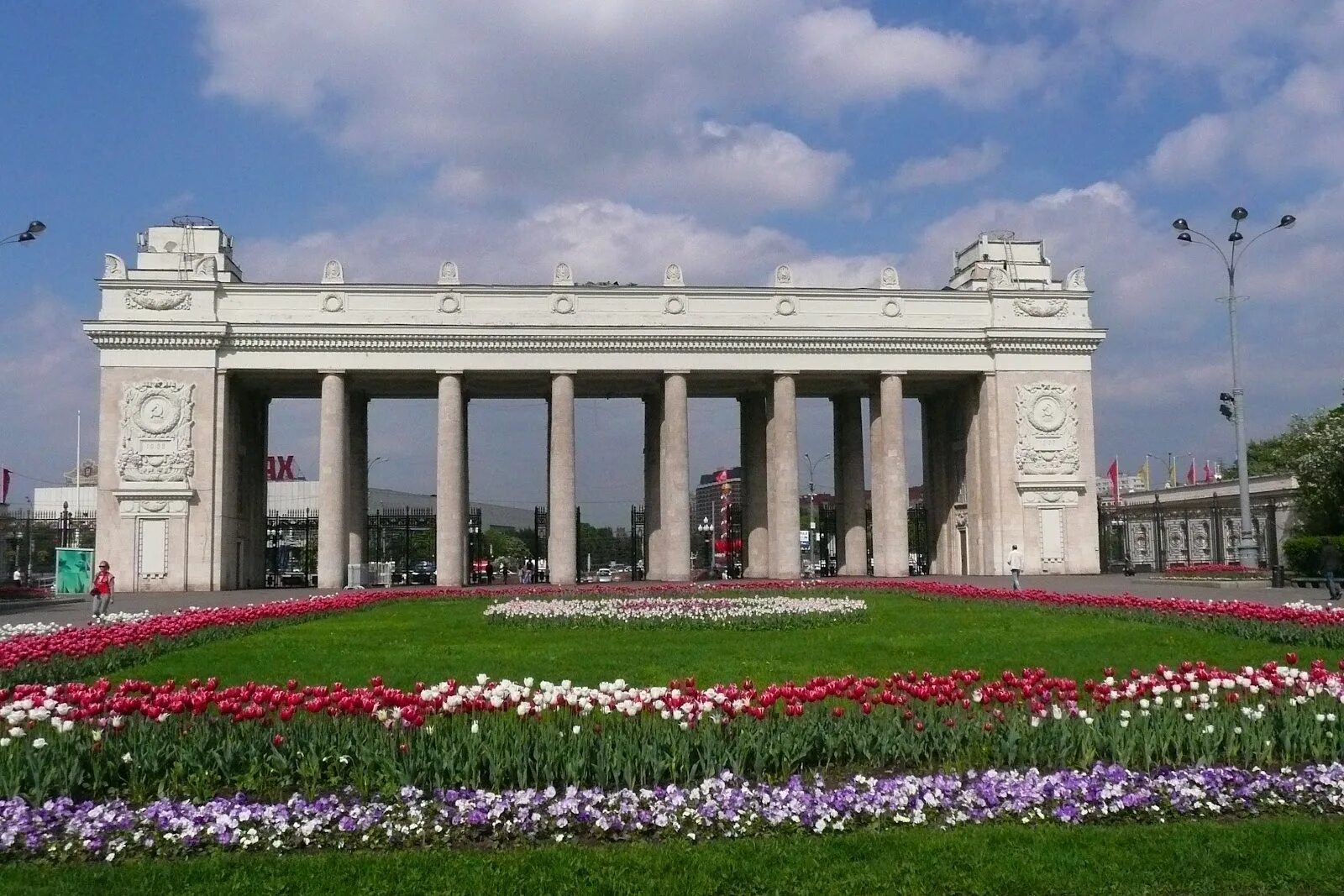 Парк горького часы. Парк Горького Москва. ЦПКИО Горького. Парк Горького партер. Арка парк Горького Москва.