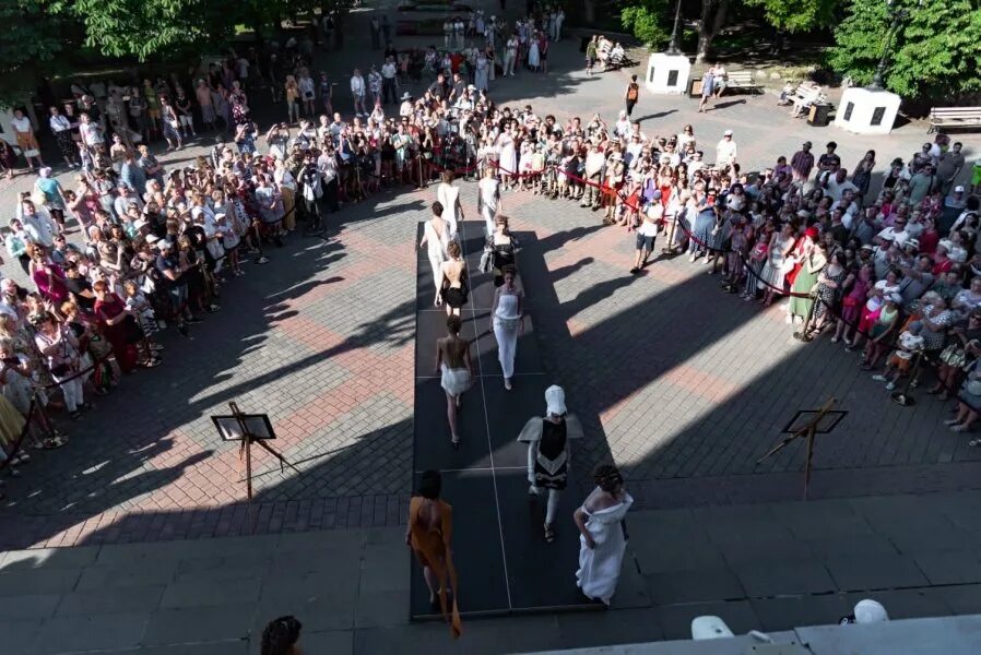 Севастополь сейчас что происходит сегодня последние новости. 1000 Человек на фото. Севастополь летом 2023. Новости Севастополя. Люди разных народов фото.