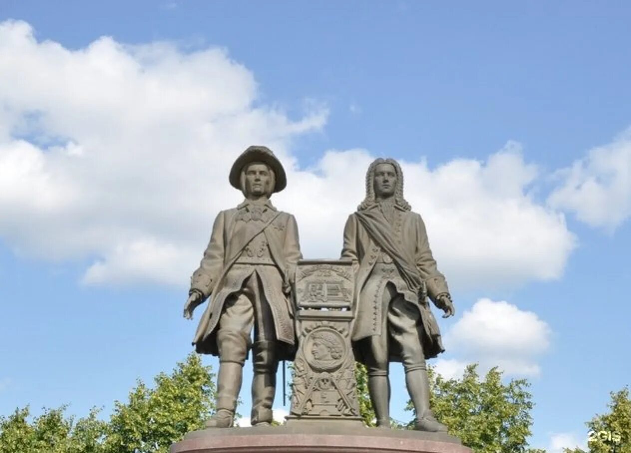 В н татищев создатель какого памятника культуры. Памятник Татищеву и де Геннину в Екатеринбурге. Татищев и де Генин памятник в Екатеринбурге. Памятник в. н. Татищеву и г. в. де Геннину, Екатеринбург. Памятник Вильгельму де Геннину и Василию Татищеву Екатеринбург.