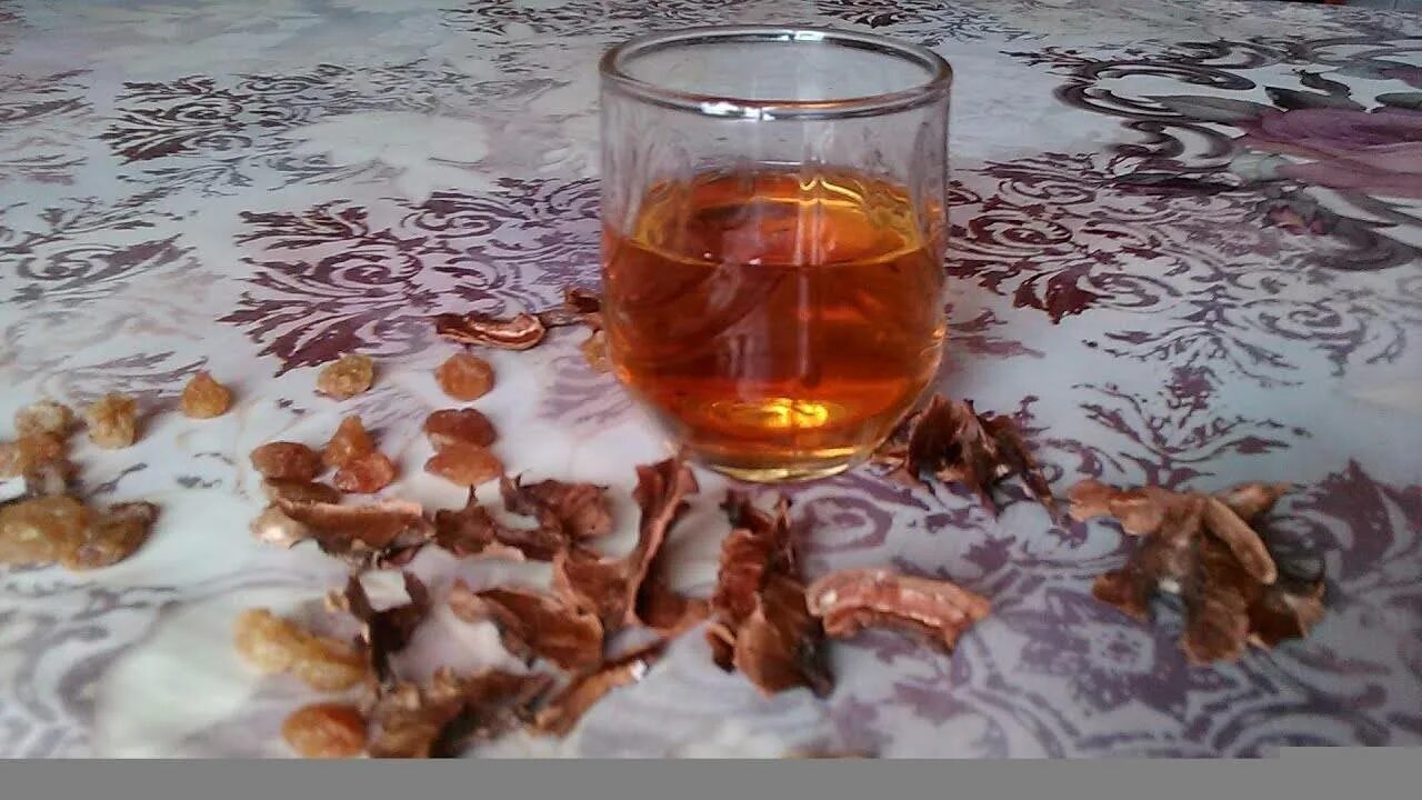 Перегородки грецкого ореха настойка на самогоне. Настойка на перепонках грецкого ореха. самогон настоянный на скорлупе грецких орехов. самогон на перегородках грецкого. самогон на ореховых перегородках.