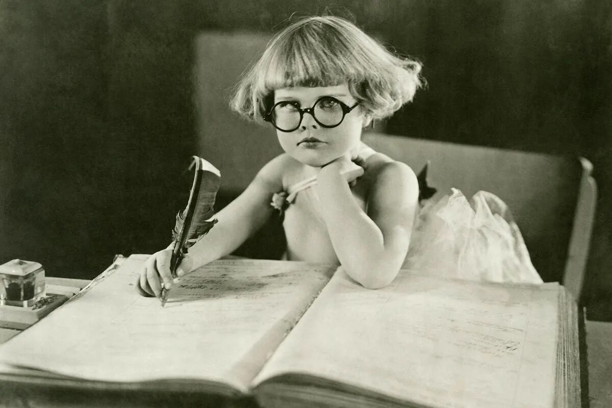Вроде умная. Юный писатель. Умная девушка. Женщина писатель. Смешная девочка в очках.