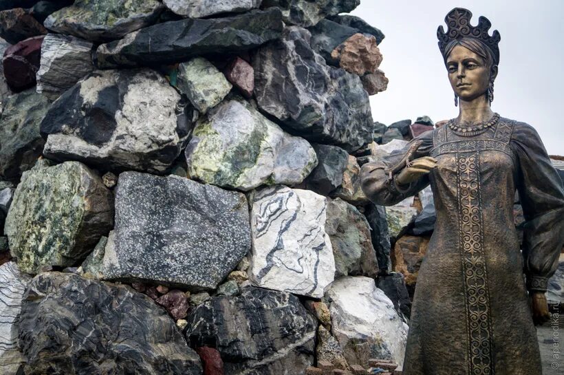 Горный парк Бажова в Златоусте. Парк Бажова Златоуст хозяйка медной горы. Памятник хозяйке медной горы в Златоусте. Златоуст парк Бажова памятник. Халкер бажова