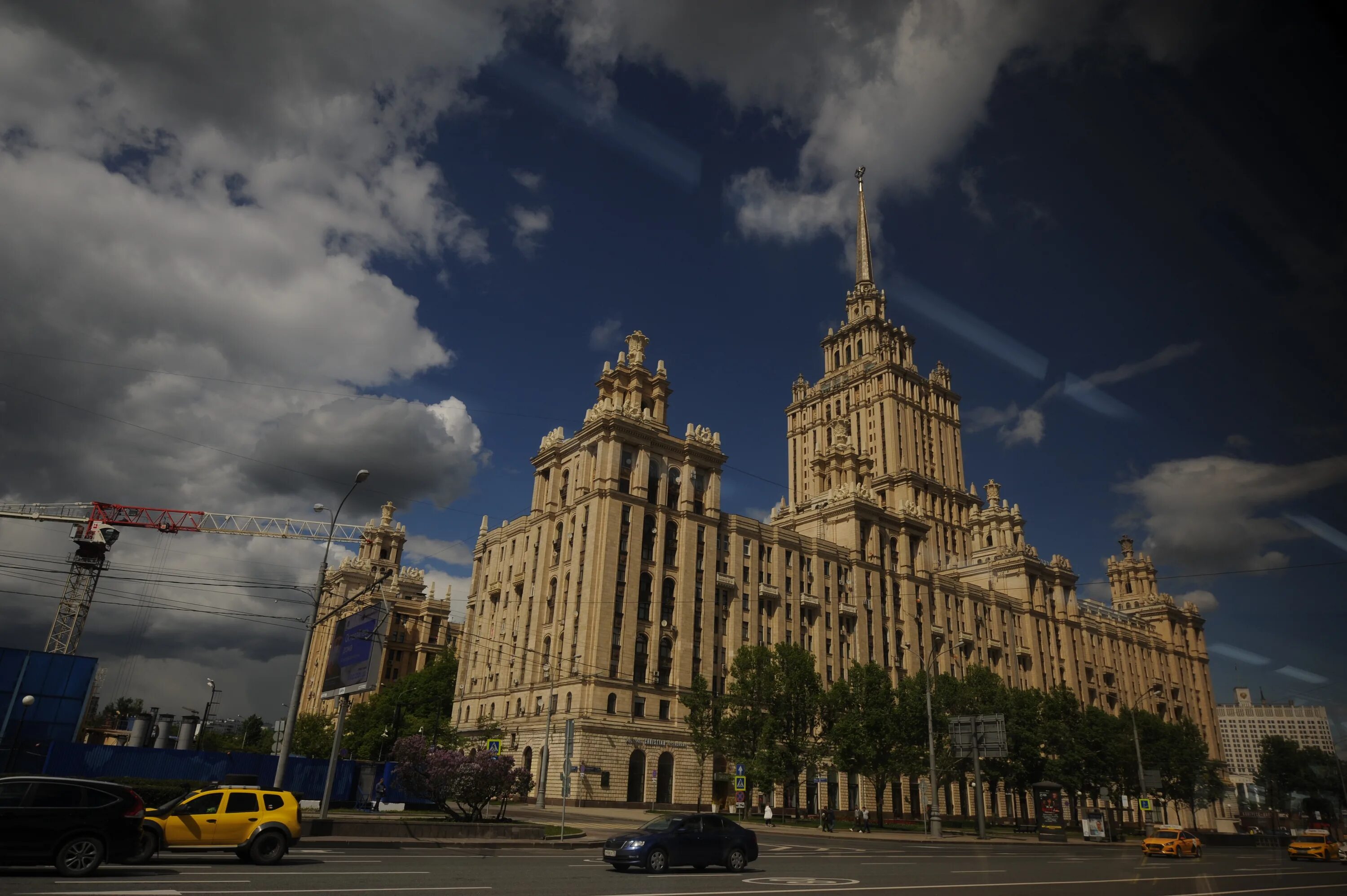 Дом воздуха москва. Москва с воздуха. Атмосфера Москва. Средний город Москва. Москва атмосфера города.