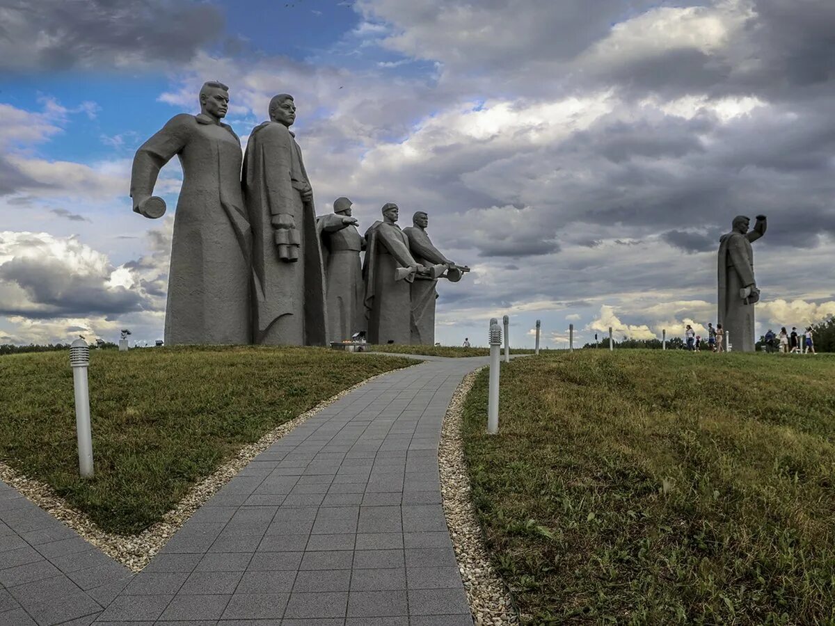 В каком городе стоит памятник панфиловцам. Мемориал «героям-панфиловцам» в дубосеково. 28 панфиловцев мемориал дубосеково. 28 панфиловцев памятник в дубосеково. волоколамск монумент панфиловцам.