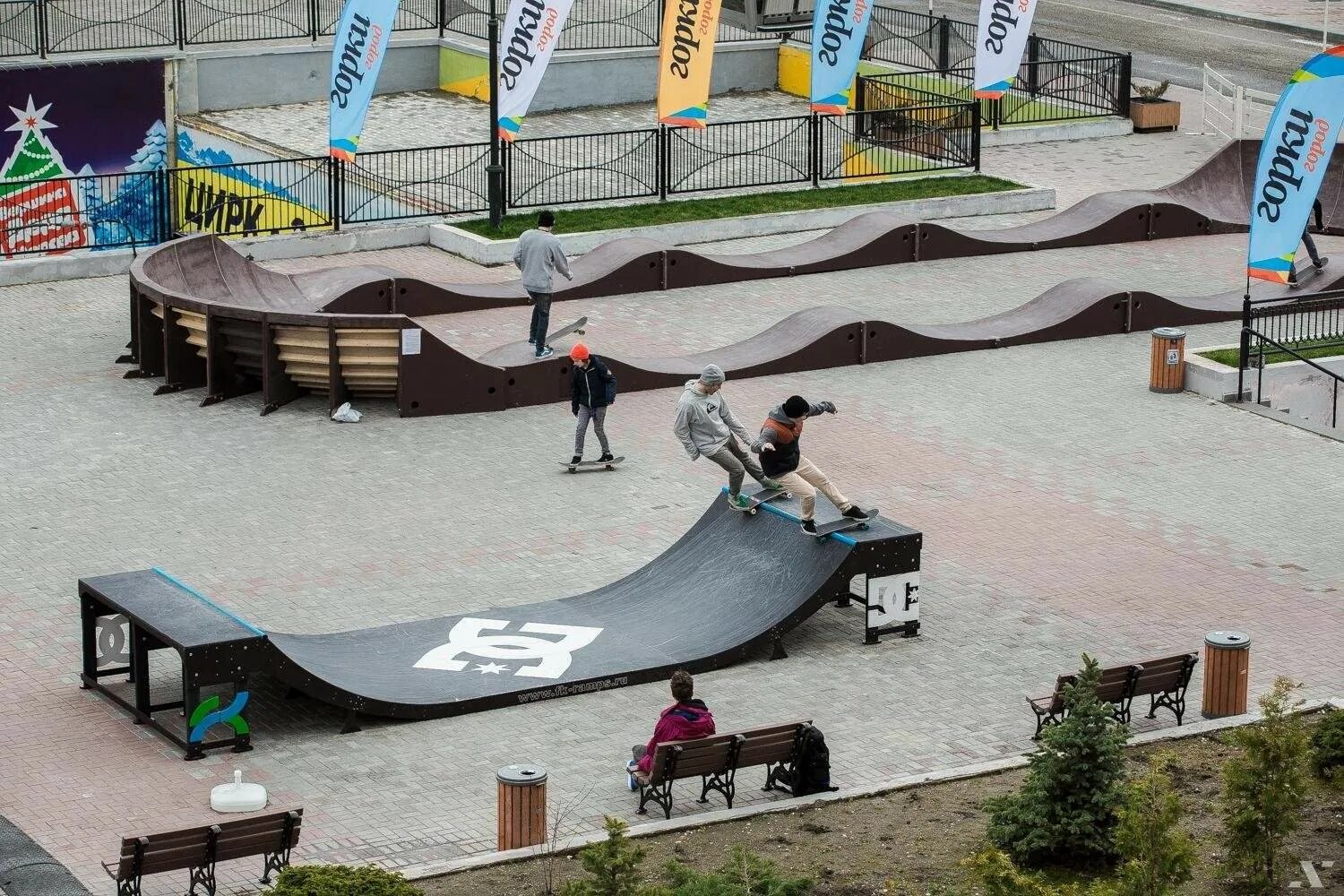 Трамплин для роллеров 10 букв. Скейт парк рампа сбоку. Трамплин для роллеров 10 букв. Трамплин для трюкового самоката. Рампа халф пайп.