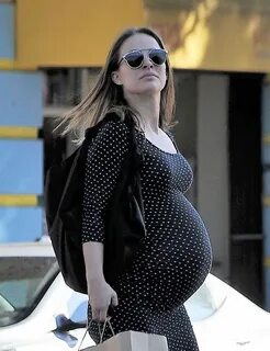 Pregnant Natalie Portman (1200 x 1559) #polkadottedformfittingdress #street...