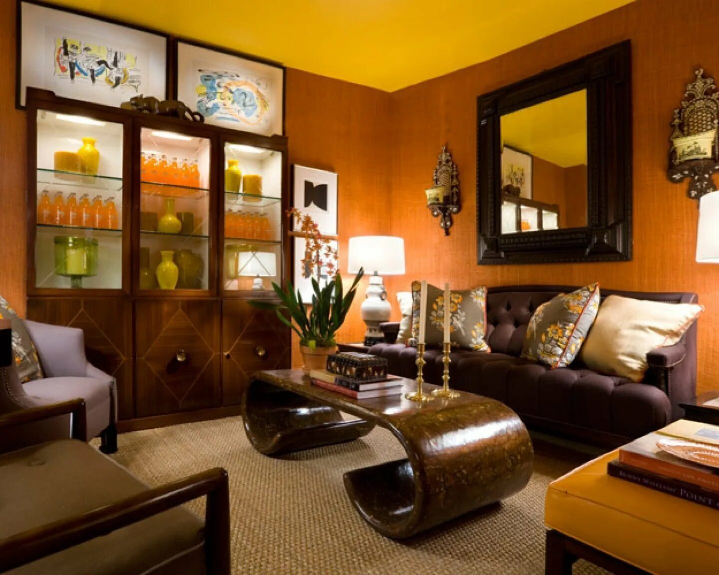 Подходит к интерьеру. Янтарный цвет в интерьере. Интерьер в коричневой гамме. Коричневые стены в интерьере. Оранжевый в интерьере гостиной.