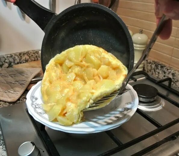 Пюре с яйцом на сковороде. Яичница с картошкой. яичница с пюре. омлет на сковороде. яичница с картошкой на сковороде.