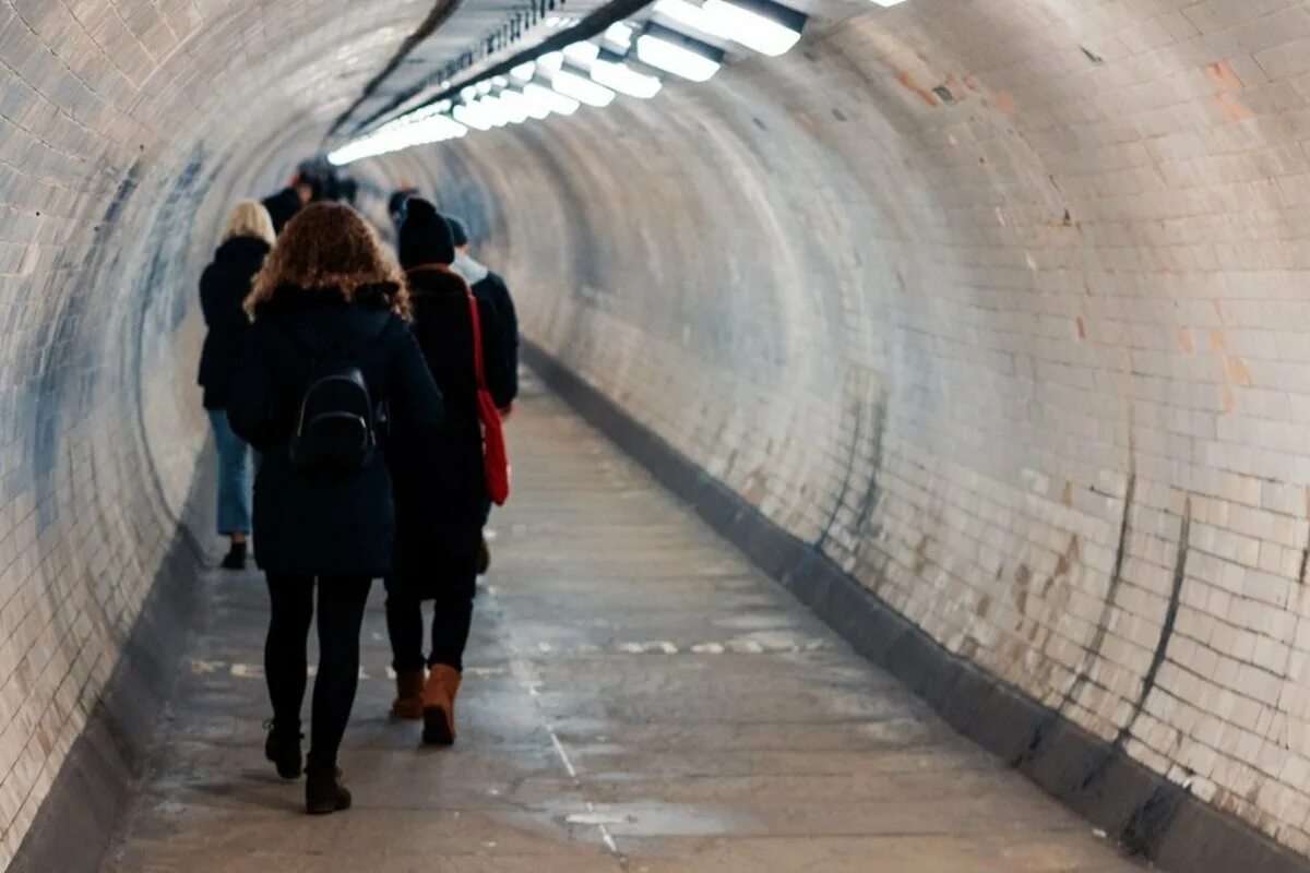 Рабочие прокладывают тоннель 500 3 10. Подземные ходы под Лондоном. Секретные подземные туннели. Подозрительный Тунель. Подземные тоннели Волгодонск.
