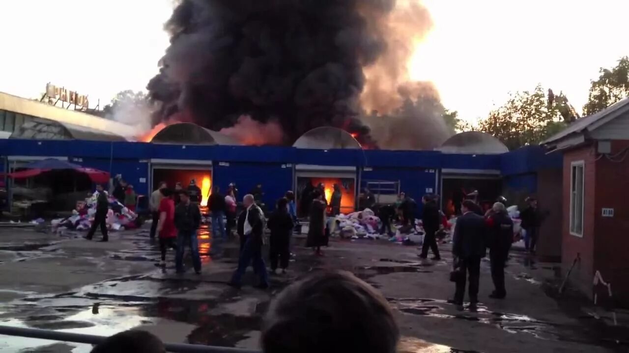Пожар на рынке. Горит рынок в ростове на дону. Пожар на мичурина центральный рынок 2020 года. Пожар в городе шахты. Центральный рынок невинномысск пожар.