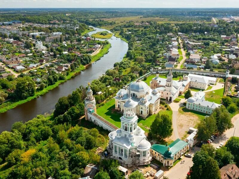 Население города торжок. Борисоглебский монастырь Торжок. Торжок города Тверской области. Торжок исторический центр. Город Торжок Тверская область достопримечательности.