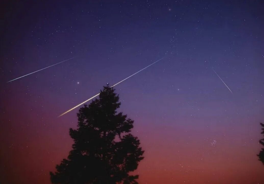 20 апреля звездопад. Метеоритный поток лириды. метеоры лириды. метеорный рой комета. звездопад лириды.
