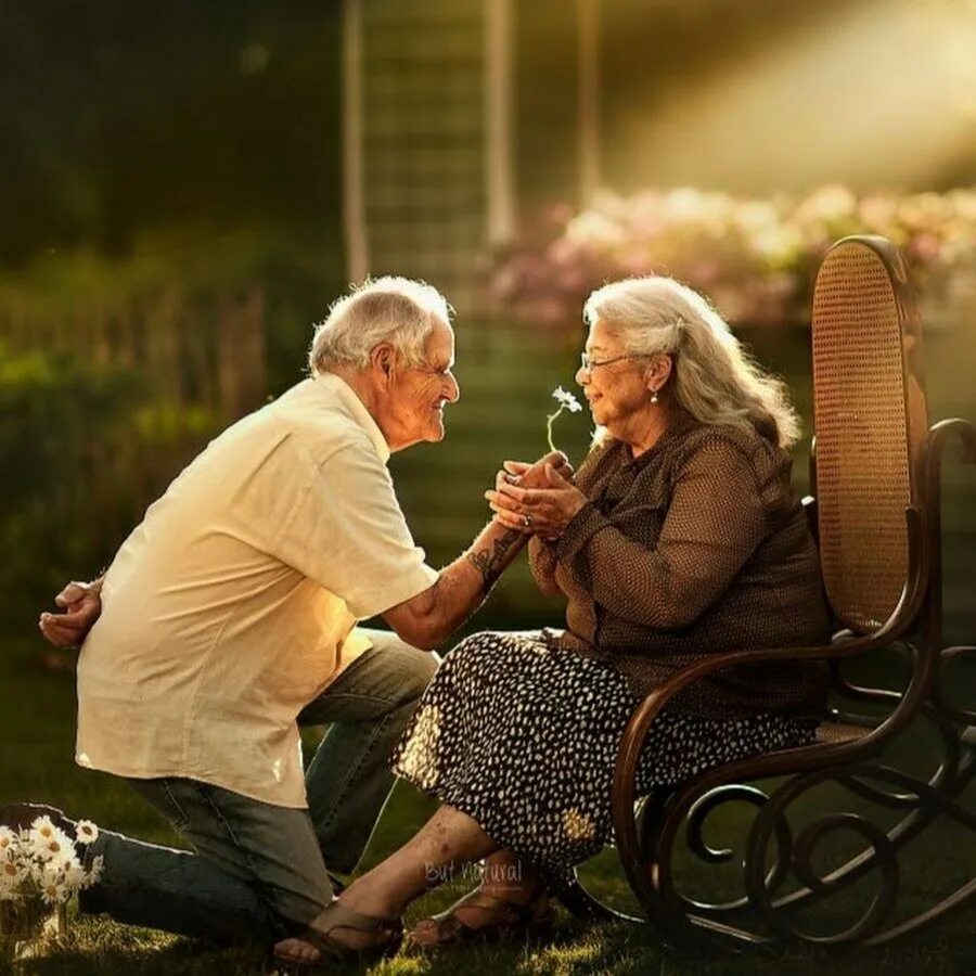 И жить вместе молодые и. Пожилые люди. Пожилые влюбленные. Счастливые пожилые. Счастливая старость.