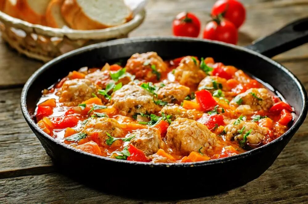 Что приготовить на ужин быстрое и легкое. Овощное рагу с фрикадельками. вкусный ужин. блюда на ужин. быстрый ужин.