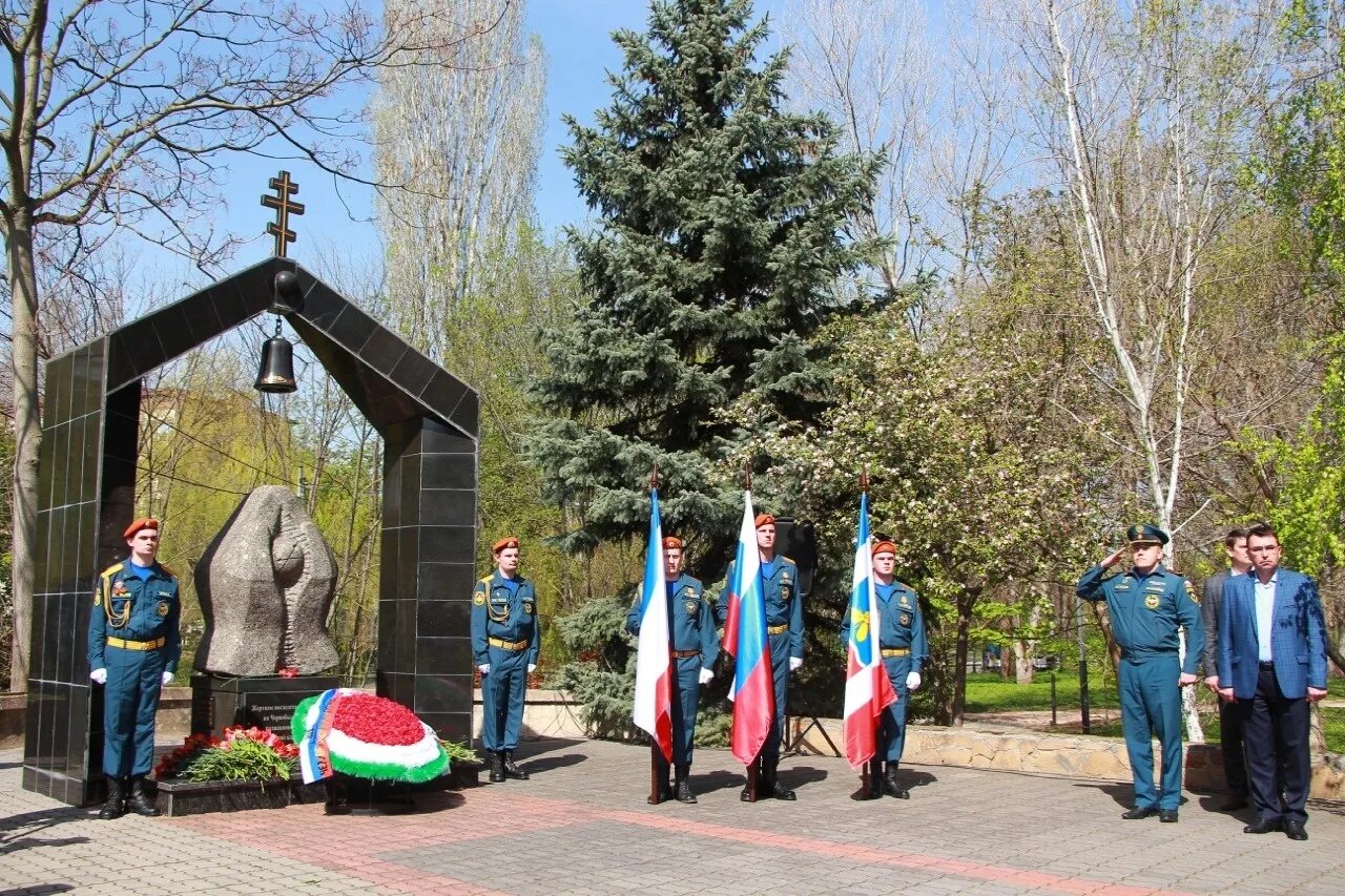 Значок ликвидатора. Митинское кладбище ликвидаторы чаэс. Ликвидаторы чернобыльской аварии белореченск. Кладбище ликвидаторов чаэс. Отпуска ликвидаторам чернобыльской.