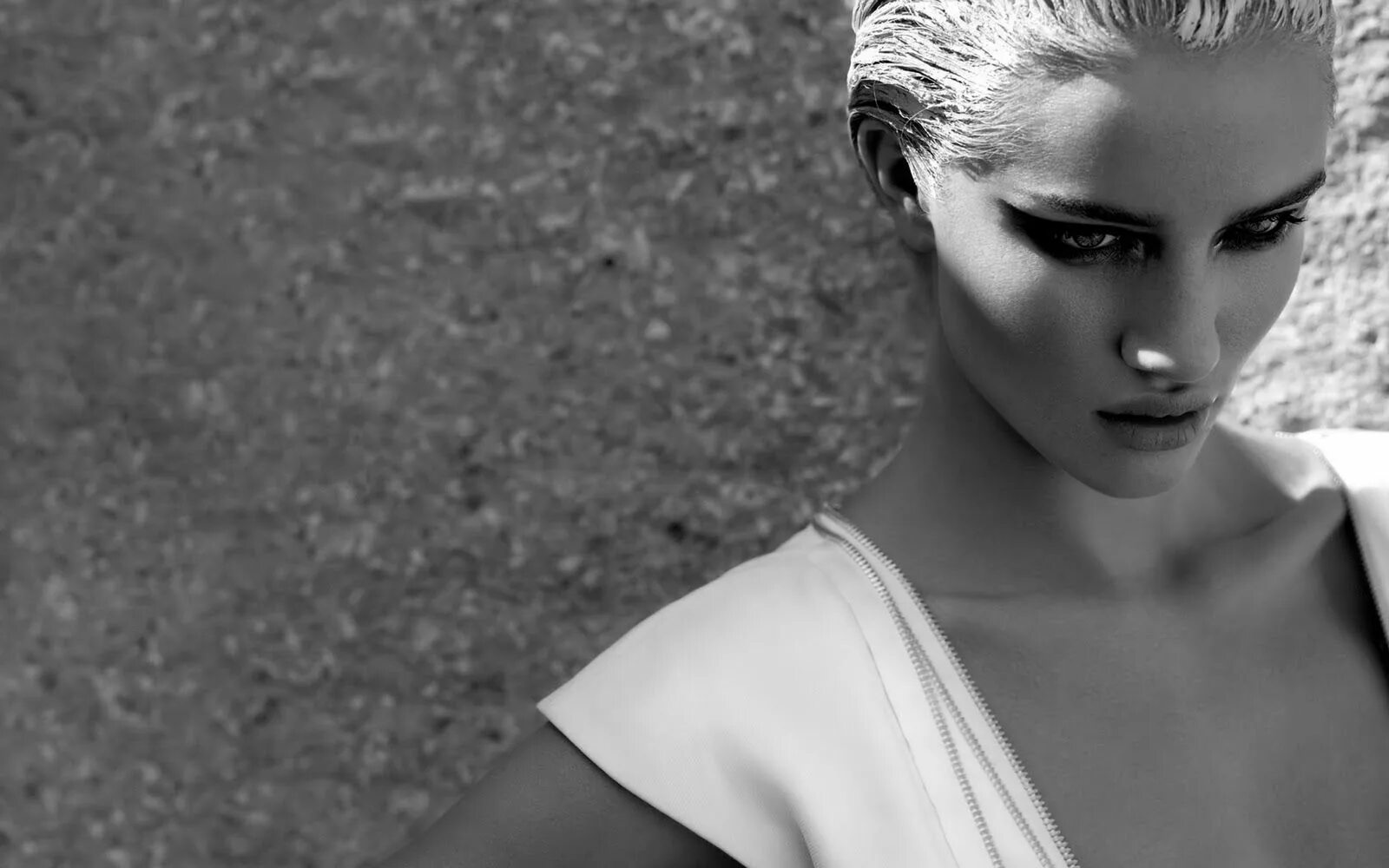 Грубая модель. Rosie huntington-whiteley. роузи хантингтон-уайтли 2025. роузи хантингтон-уайтли обои. андри каратони модель.