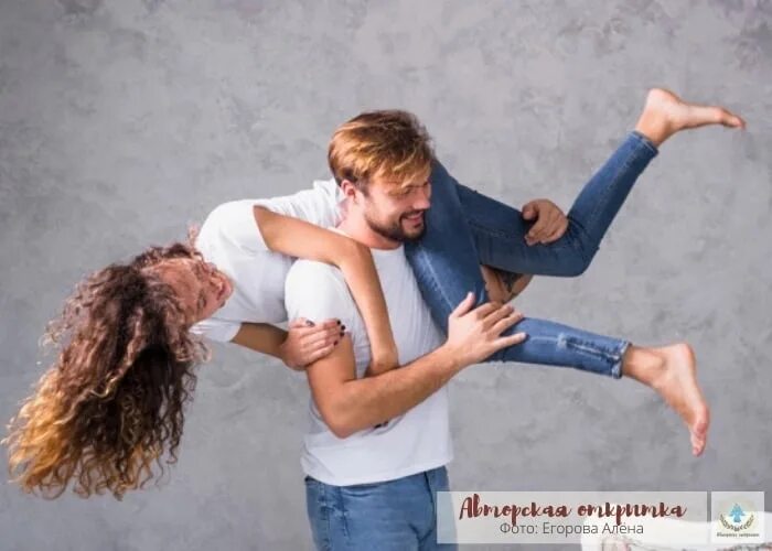 Руки женщины. Человек насёт человека на рукаэ. Человек несет на руках человека. Человек несет на руках человека. Рука держит.