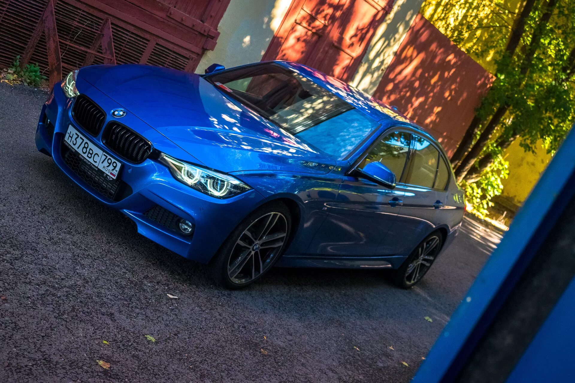 Сини 30. BMW 320d f30 m Sport. БМВ ф30 синяя. BMW f30 синяя. BMW f30 синяя м пакет.