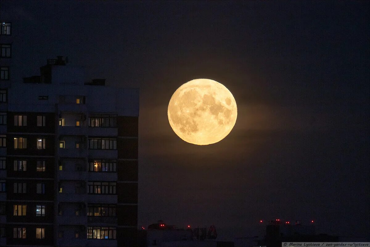 Восход луны в москве. Полнолуние в январе 2022. Суперлуние СПБ 2022. Волчья Луна 2022. Огромная Луна.