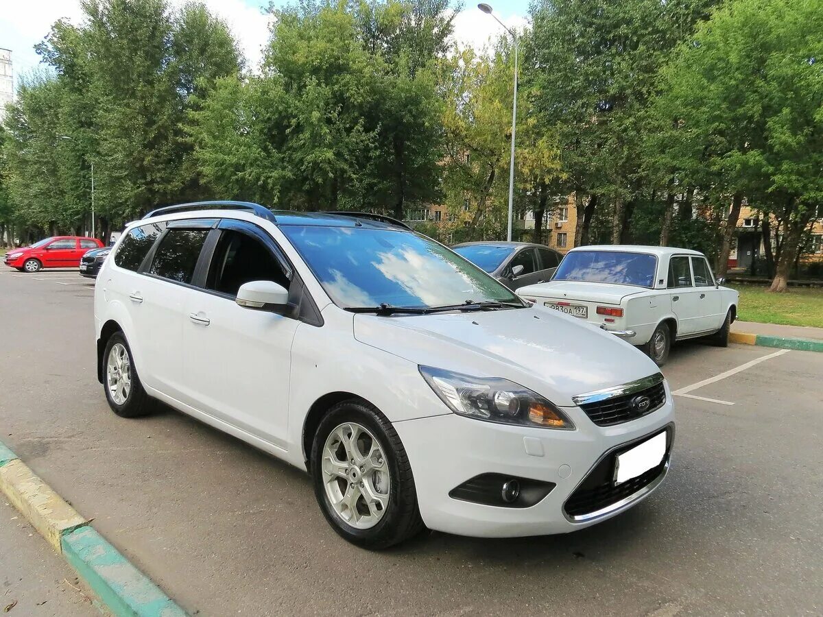 Форд фокус 2010 универсал. Форд фокус 2 Рестайлинг универсал белый. Ford Focus 2 Рестайлинг универсал белый. Форт фокус2 универсал белый. Белый Форд фокус 2 универсал с черной крышей.