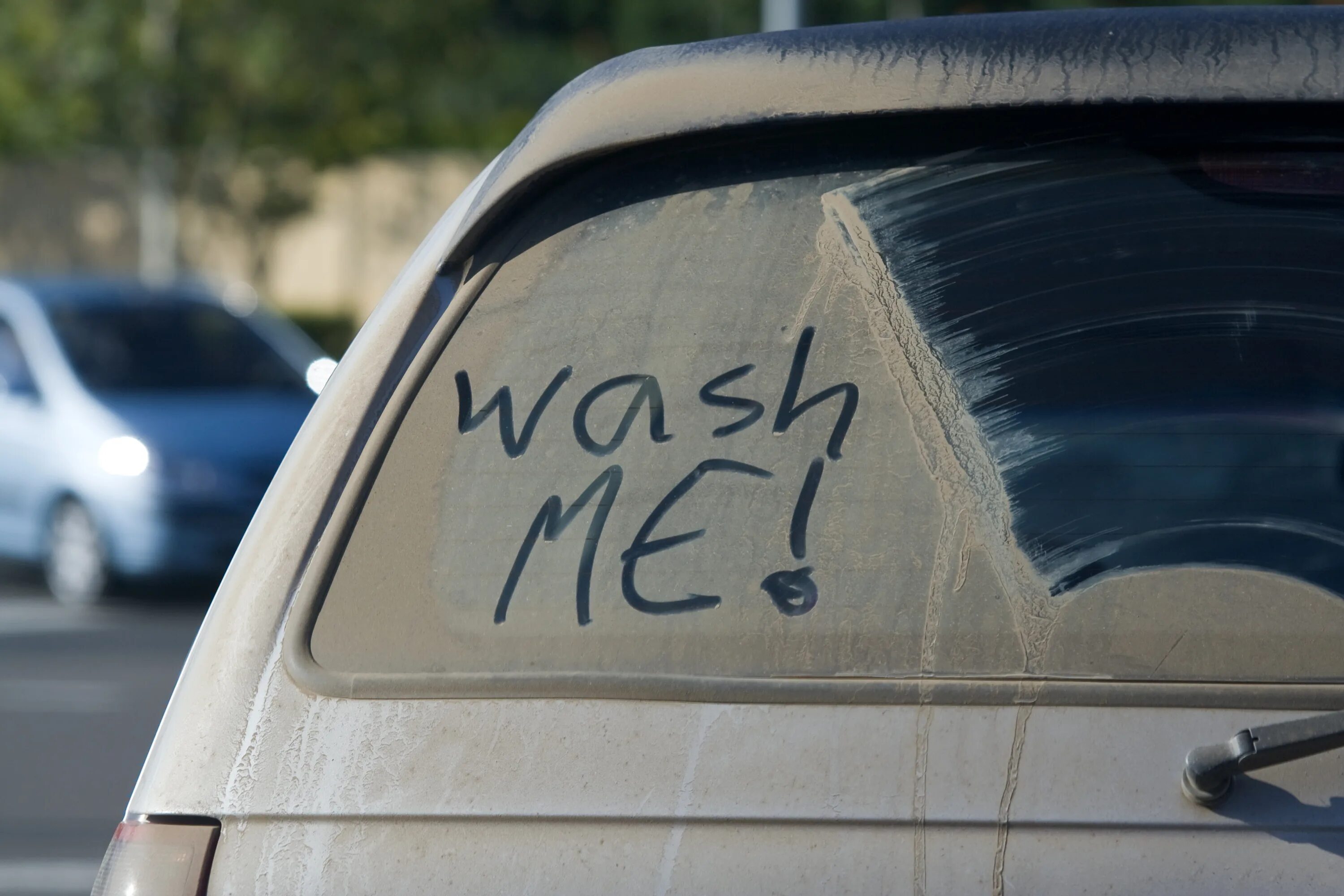 I have my car washed. Грязная машина. Надпись на машине помой меня. Грязная машина помой меня. Надписи на грязных машинах.