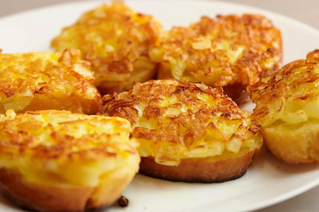 Горячие бутерброды с яйцом в духовке. Бутерброды с ананасом и сыром. бутерброд с жареным луком. бутерброды с картошкой. бутерброды с ананасом и сыром в духовке.