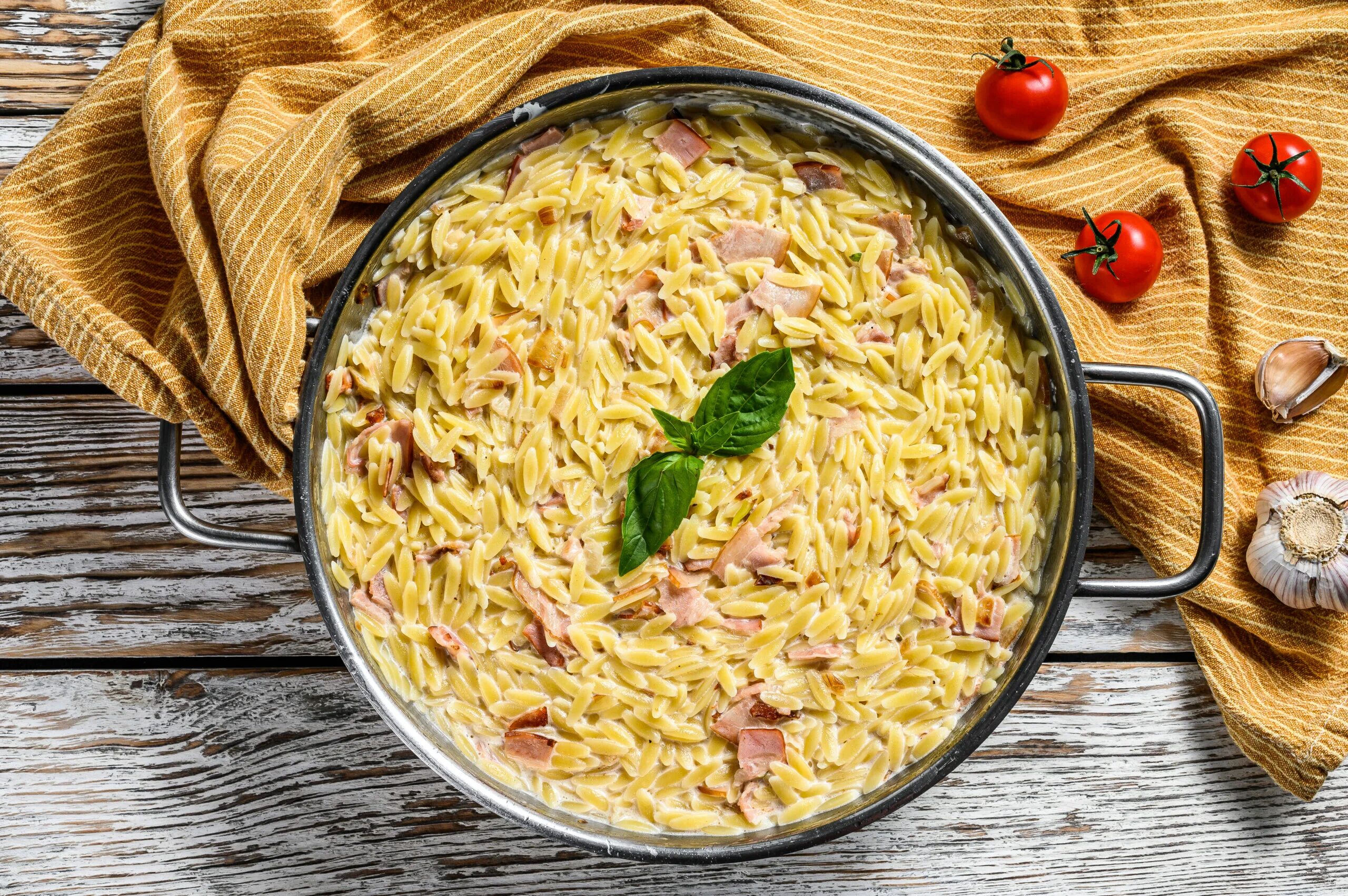 Орзо с грибами и курицей. Паста орзо ризони. орзо гурмайор. сливочная паста орзо. паста ризони со сливками.