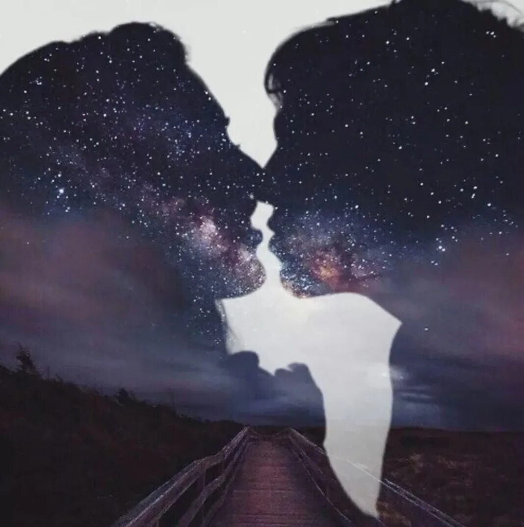Песня ты ты посмотришь любимой. Вечность любви. Поцелуй в космосе. Космос любовь. Поцелуй под звездами.