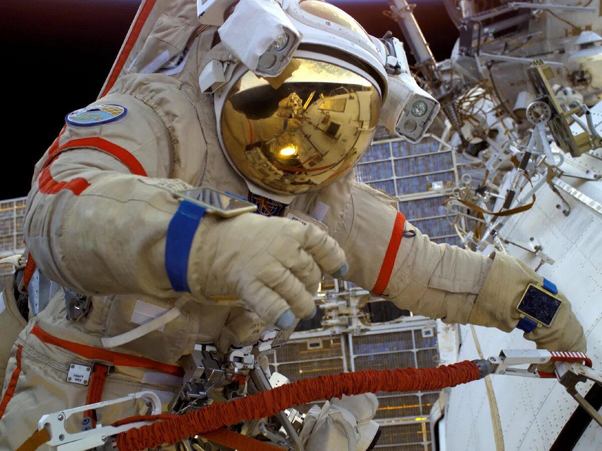 Какая страна была первым в космосе. Скафандр Орлан. Скафандр Космонавта Орлан. Космонавт в космосе. Космонавт в скафандре в космосе.