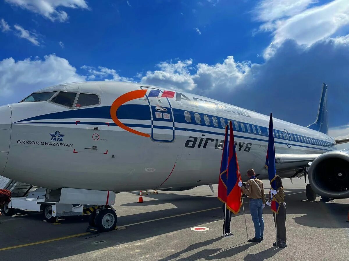 Armenia airlines. Боинг 737 Армения. Боинг 737-300 Армения АИРВАЙС. Армения аэрвайс Боинг 737. Боинг 737 300 Армения Аирвейс.